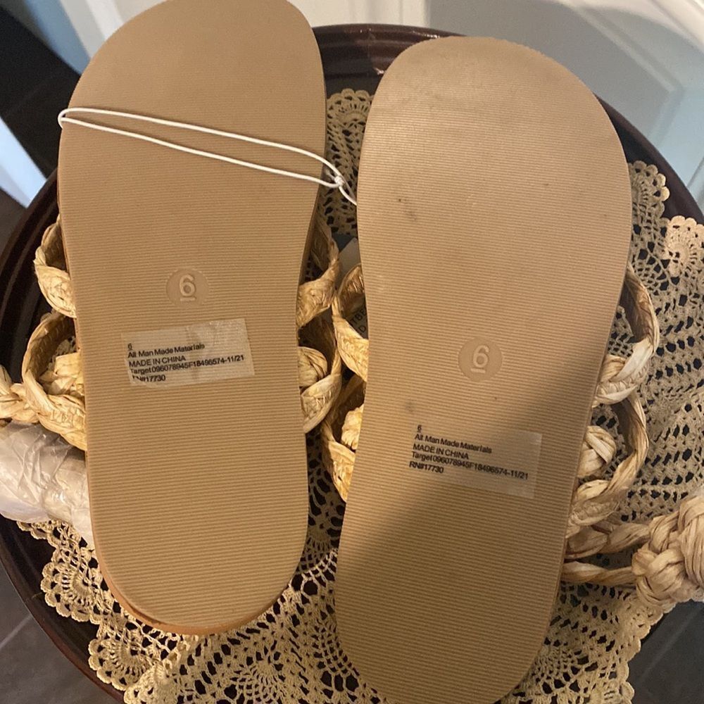 NWT Universal Thread Sandals - Picture 5 of 7